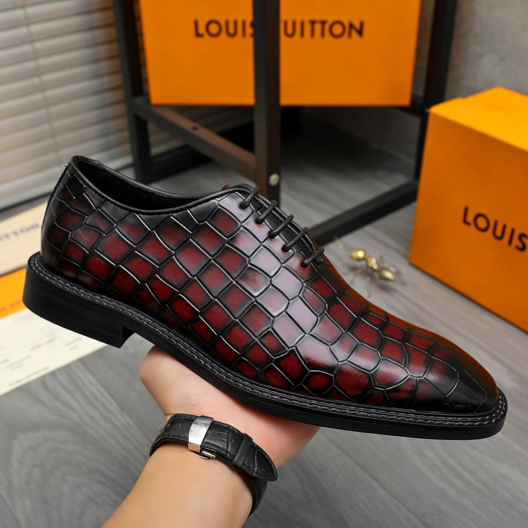 Men's shoes 💰p480 Product trademark: LV (Louis Vuitton) business lace-up leather shoes Regular size: 38-45 (45 is custom-made and non-returnable) Product materials: Selected high-quality color-grabbed stone grain cowhide upper, cowhide lining, rubber outsole